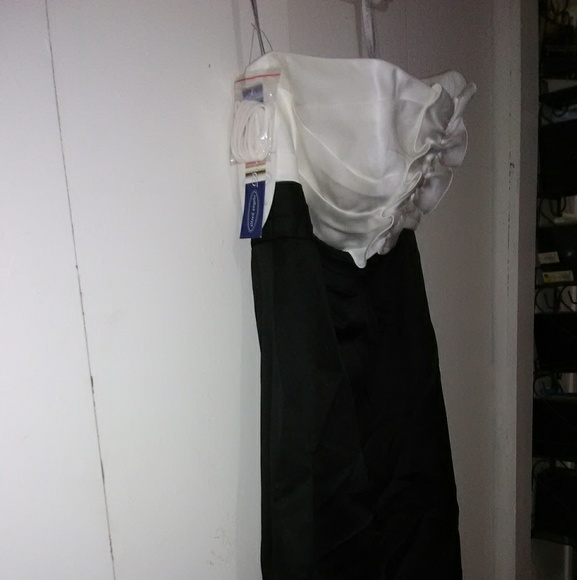 Pretty little dress....party time style - Picture 6 of 6